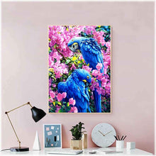 Laden Sie das Bild in den Galerie-Viewer, Diamond Painting - Blaue Ara im rosa Blumenparadies